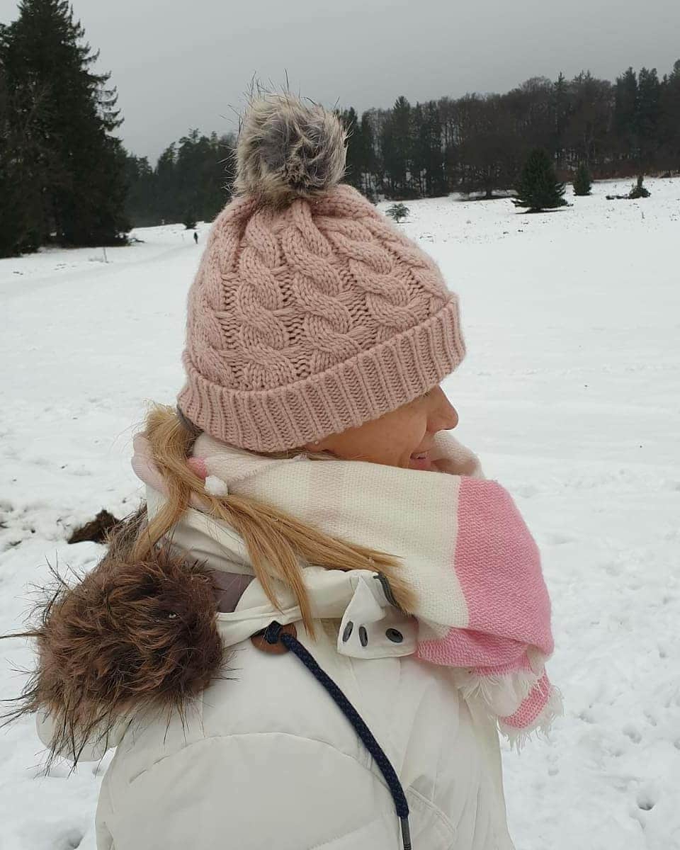 エリザベト・ザイツさんのインスタグラム写真 - (エリザベト・ザイツInstagram)「Schneespaziergang 🎅☃️ Ich hoffe ihr habt trotz aller Umstände einen schönen 3. Advent! ❤ #schwäbischeAlb #sundaywalk #restday #letitsnow #love #snow #boyfriend @nils_hydn」12月14日 5時14分 - seitzeli