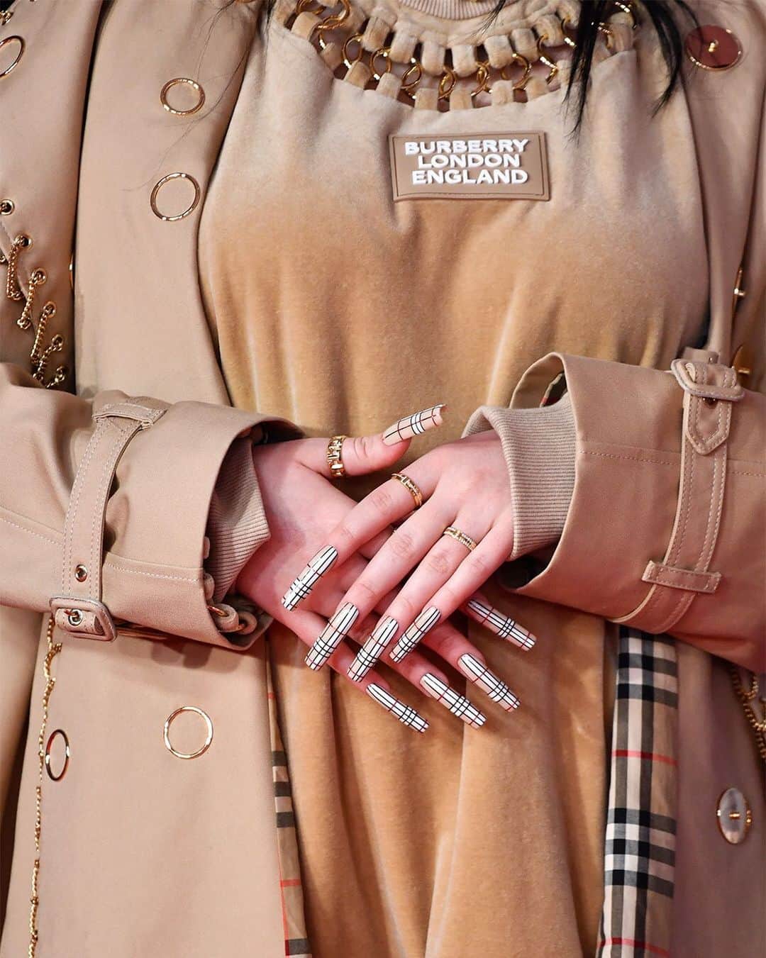 Fashion Weekのインスタグラム：「One of the most coordinated outfits of 2020. Guess who? Photo by @gettyimages」
