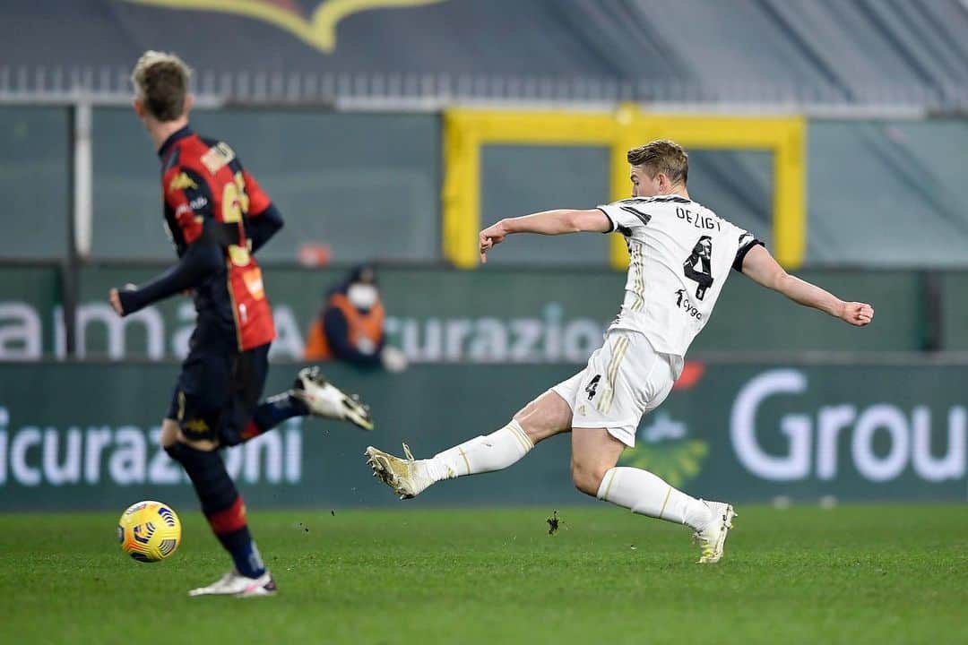 マタイス・デ・リフトのインスタグラム：「Solid performance, solid victory! ⚪⚫ #ForzaJuve」