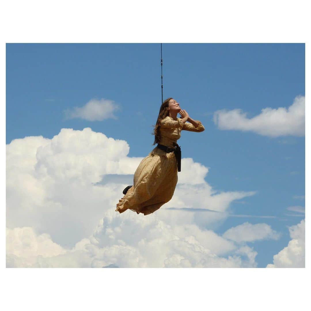 オリヴィア・ワイルドのインスタグラム：「Flying 40 ft in the air somewhere above Santa Fe back in 2010 (2009?) after getting ripped off a horse by a bungee chord pretending to be an alien... is a pretty fucking great feeling. 📷 @jonfavreau #obamayears」