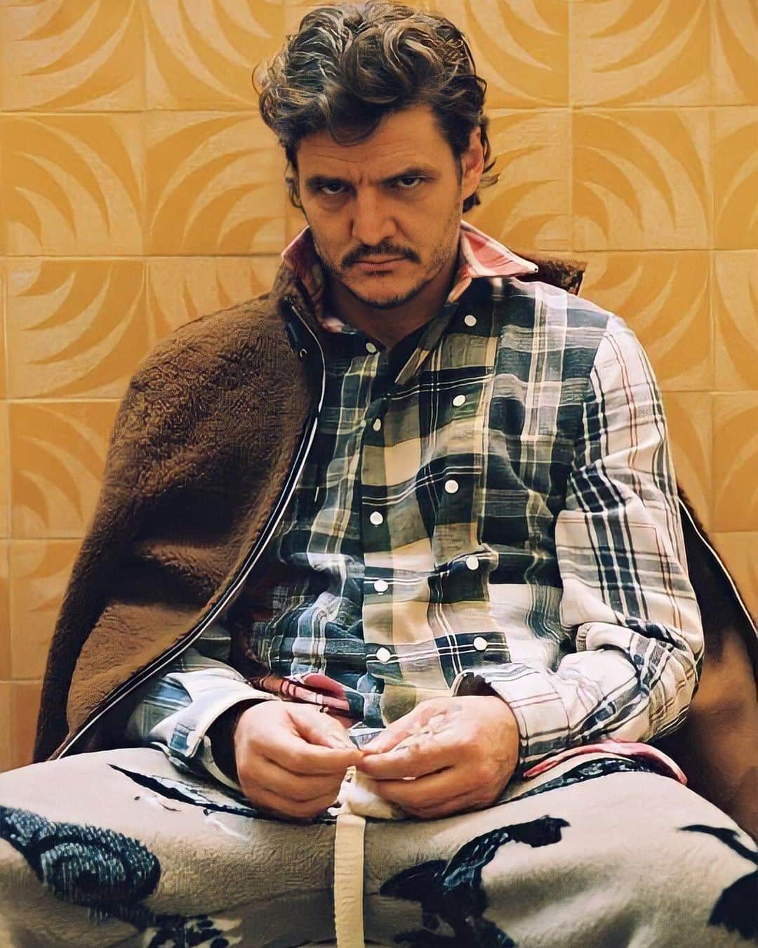 のインスタグラム：「Loewe, Loewe y más Loewe. Pero cheer up un poco, Pascal. #SoloMercurio @loewe @loewe_perfumes @magazinelavanguardia. Photos: @branislavsimoncik Styling:  @kralicek  Pelo:  @cocoullrich  Maquillaje:  @bcorso」