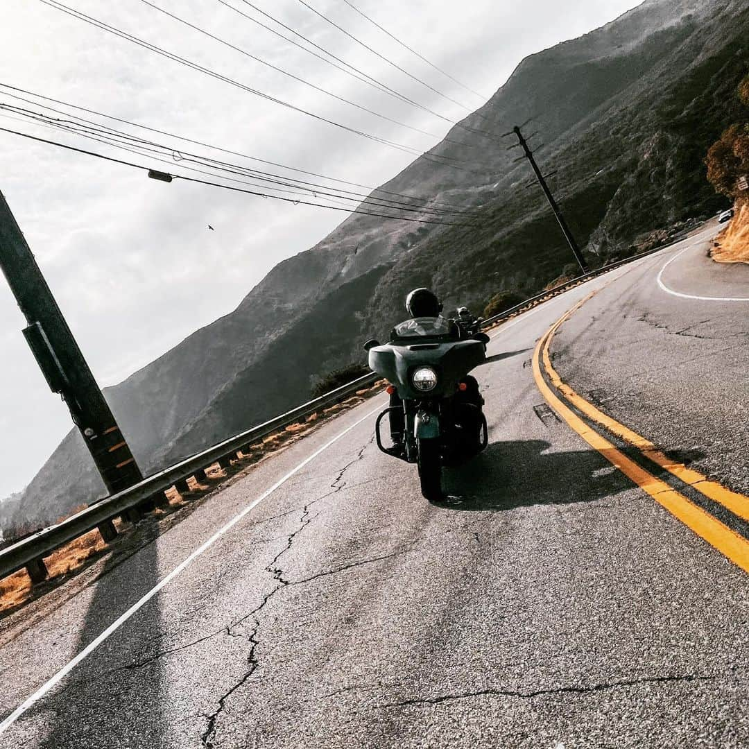 モデル、ブロック・オハーンさんのインスタグラム写真 - (モデル、ブロック・オハーンInstagram)「Tough to beat days like these.. 😏🤙🏽  @indianmotorcycle @_jaredgoetz_ @seanmacd」12月14日 5時29分 - brockohurn