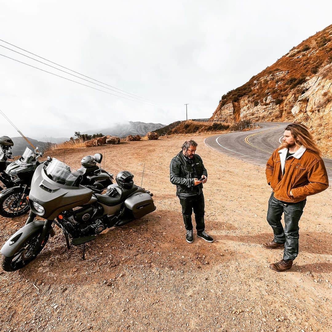 モデル、ブロック・オハーンのインスタグラム：「Tough to beat days like these.. 😏🤙🏽  @indianmotorcycle @_jaredgoetz_ @seanmacd」