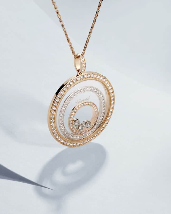 のインスタグラム：「Imagine a fascinating, never-ending spectacle on your skin! It's the exquisite #ChopardHappySpirit pendant. #ChopardGift」