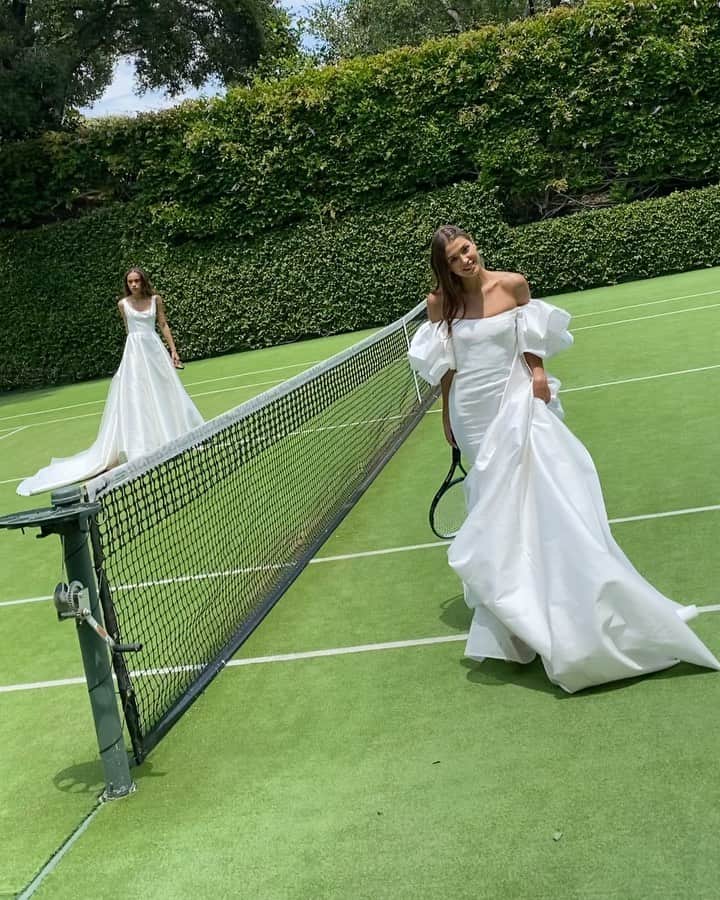 Monique Lhuillierのインスタグラム：「Love match 🎾🎾 Tennis whites xM #moniquelhuillier #mlbride」