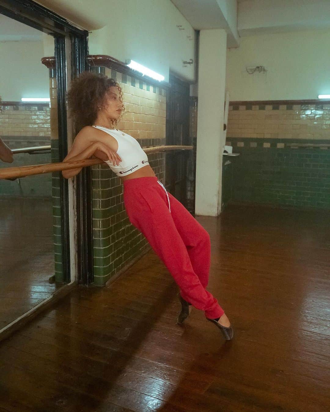 Champion EUさんのインスタグラム写真 - (Champion EUInstagram)「Make your own rules. Be your own Champion.  . . Opposites attract and @sophie_apollonia is the living proof of that. . . Mixing ballet and hip-hop dance moves, she created her own style. . What does #BeYourOwnChampion mean to you? . . #championeurope #beyourownchampion」12月14日 5時36分 - championeurope