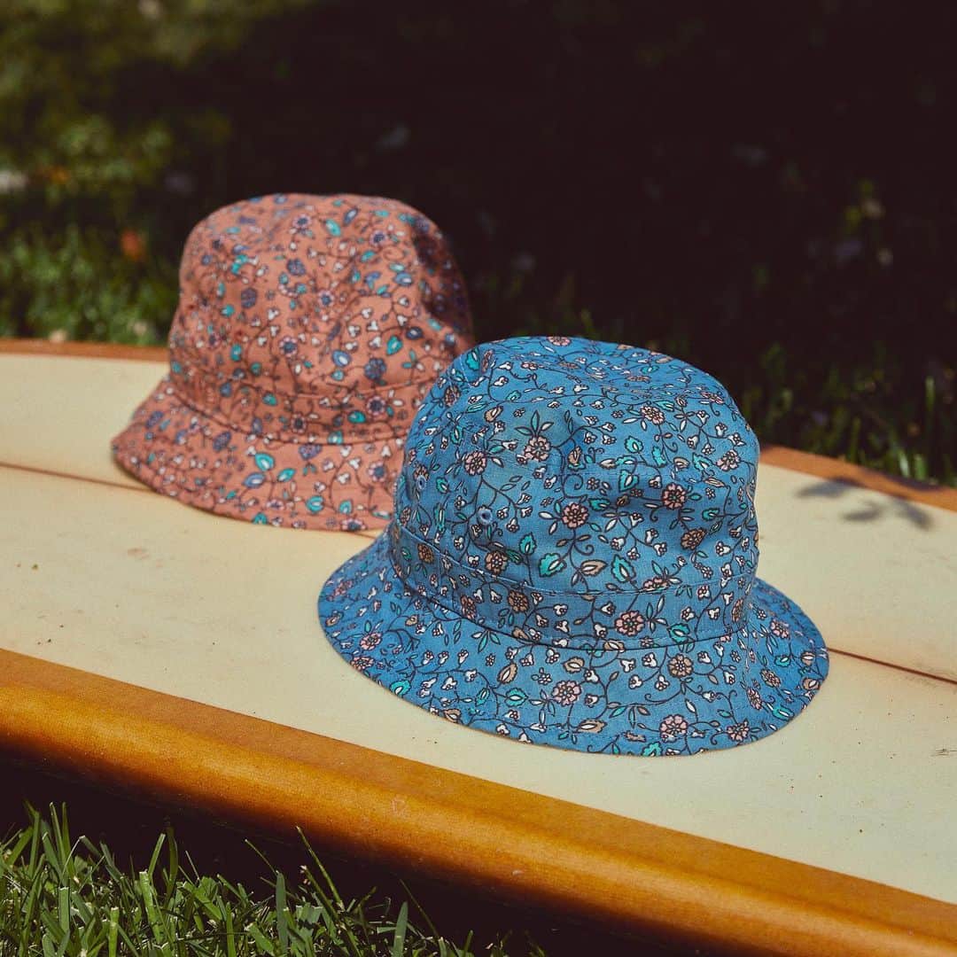 レインスプーナーのインスタグラム：「Our bucket hats with @neweracap — great for sun protection, perfect for stocking stuffers.」