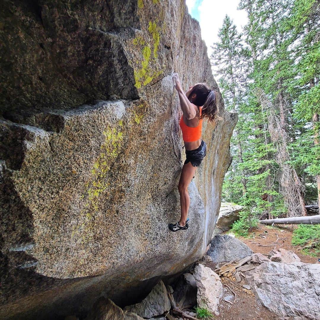 アレックス・パッチシオのインスタグラム：「Suntanned legs and alpine days! ❤️ . Climbing around in the beautiful new Drago LV from @scarpana ! 😍 . @scarpana @organicclimbing @evn_cbd @frictionlabs  📸 @robinoleary」