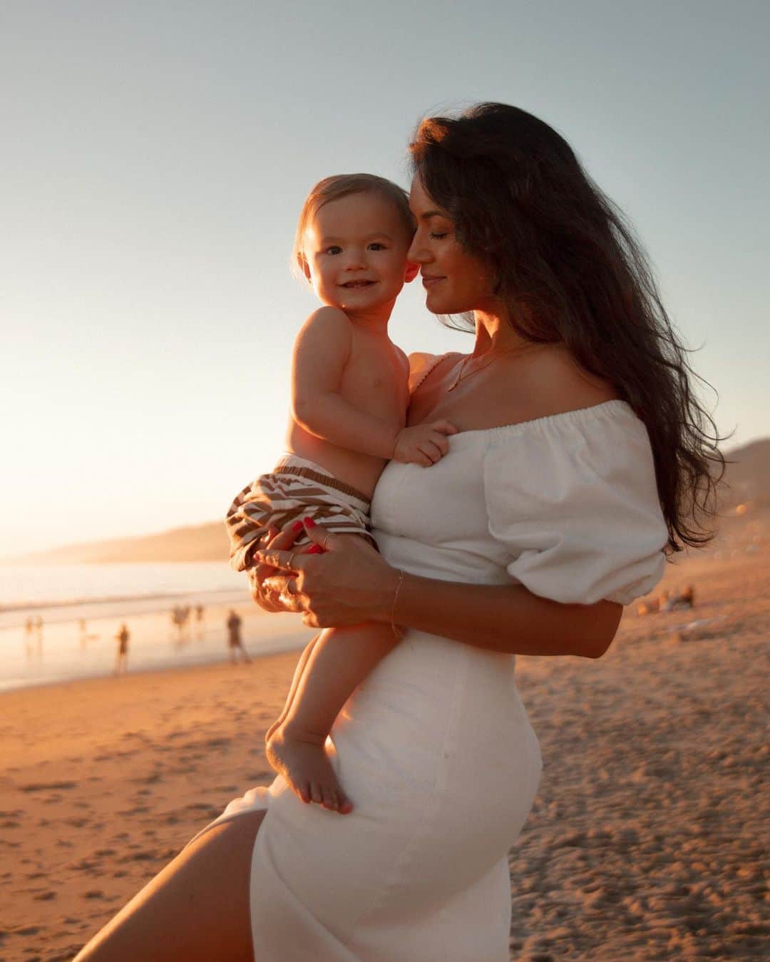 Bianca Cheah Chalmersのインスタグラム：「Never thought I’d make a good mama, but here I am at 39 years old. Motherhood is amazing, and then it is incredible. And then it is everything in between. Holding onto the good, breathing through the bad, and welcoming the wildest and most wonderful ride of my life. Here’s to a love and bond so strong, no greater honour, love or blessing that I knew could ever exist 🥰  Dress: @songofstyle from @revolve」