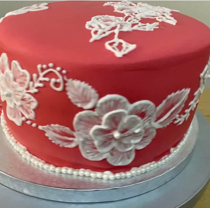 SUPER CAKESさんのインスタグラム写真 - (SUPER CAKESInstagram)「#Brushembroidery #strawberrycompote #strawberycake #buttercream #embroiderydesign #fondantcake #ediblepearls #roseembrodiery #homebaker #qatarbaker #cakephotography #freshstrawberryfilling #strawberrybuttercream」12月14日 5時50分 - super.cakes