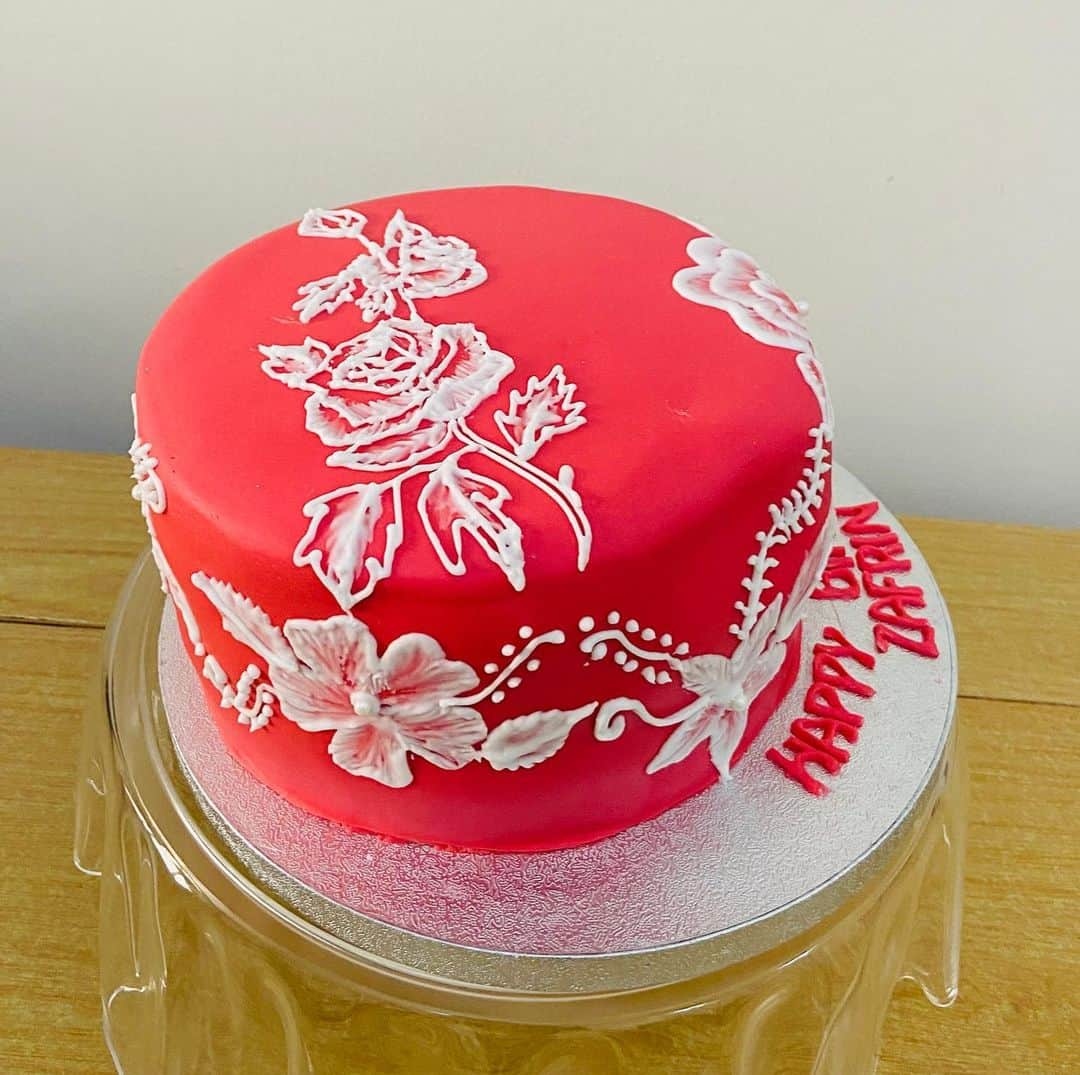 SUPER CAKESさんのインスタグラム写真 - (SUPER CAKESInstagram)「#Brushembroidery #strawberrycompote #strawberycake #buttercream #embroiderydesign #fondantcake #ediblepearls #roseembrodiery #homebaker #qatarbaker #cakephotography #freshstrawberryfilling #strawberrybuttercream」12月14日 5時50分 - super.cakes