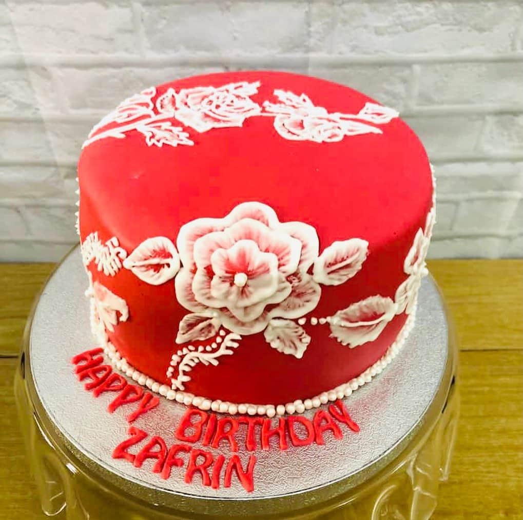 SUPER CAKESのインスタグラム：「#Brushembroidery #strawberrycompote #strawberycake #buttercream #embroiderydesign #fondantcake #ediblepearls #roseembrodiery #homebaker #qatarbaker #cakephotography #freshstrawberryfilling #strawberrybuttercream」