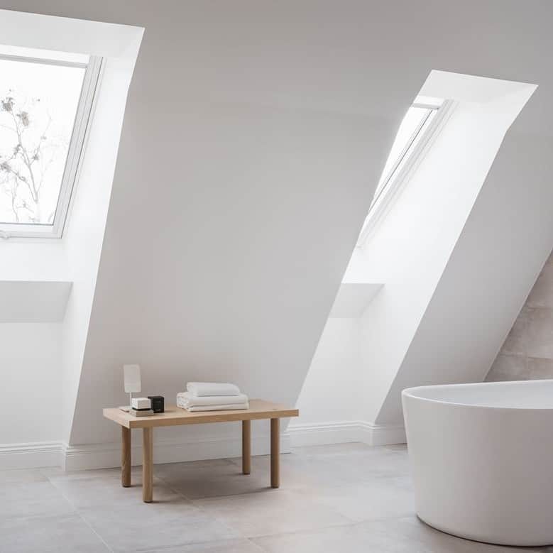 Frida Ramstedtのインスタグラム：「Beautiful bathroom in a house (that was) for sale via @bjurfors_skane 👌🏻  Listing: Brönnestadsvägen 88  Photo: @fredriktrosso  Styling: @bjurforshome」