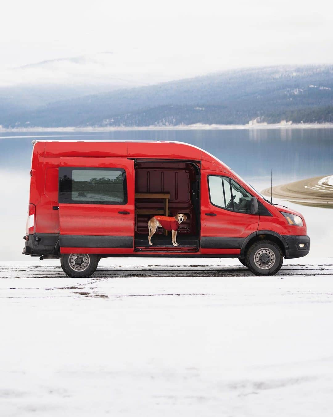 マディのインスタグラム：「Matching pair 🚩! I haven’t had time to build out the van beyond throwing on a 2” lift kit, I think that makes these awd Transit vans look proper, but I do have bigger plans! Hopefully I’ll have bandwidth for it in January...it’s gonna be a modular setup and serve both as work van and dialed in camping rig」