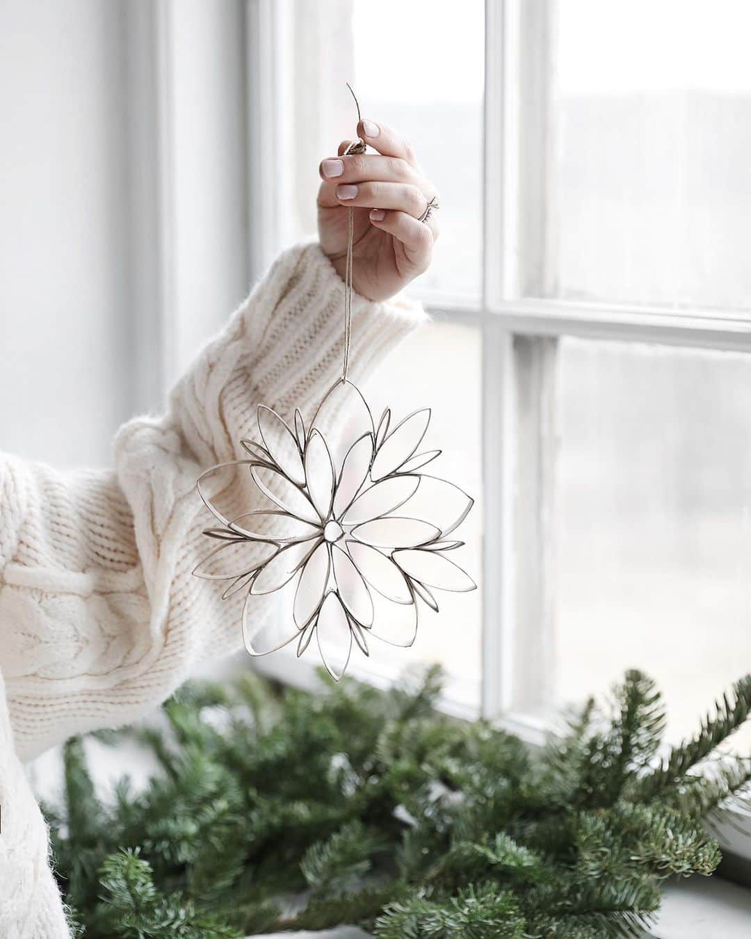 Frida Ramstedtのインスタグラム：「Christmas craft of paper rolls 🧻 Man ska inte skämta om covid-19, men man får skoja lite om det hysteriska bunkrandet av toalettpapper som ägde rum i våras. När vi gjorde de här stjärnorna i fredags kunde vi inte låta bli att fnissa lite åt att det har potential att bli årets julpyssel. Såhär kan du göra pynt av pappersrullarna som blir kvar när toalettpapperet är slut!  Klipp centimetertjocka remsor. Nyp ihop dem lite så att de blir ovala och korta några så att du kan göra dem runda. Bygg stjärnor genom att pussla bitarna i olika formationer och fäst ihop med limpistol.   Det här går att göra tillsammans med barnen. De vuxna gör mer avancerade stjärnor medan barnen gör enklare pappersänglar. Eller så får barnen i uppgift att måla stjärnorna för att göra dem juligare.   Svep för fler bilder 👉🏻」