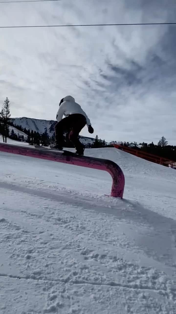 ショーン・ホワイトのインスタグラム：「@mammothmountain park is up and running!!」