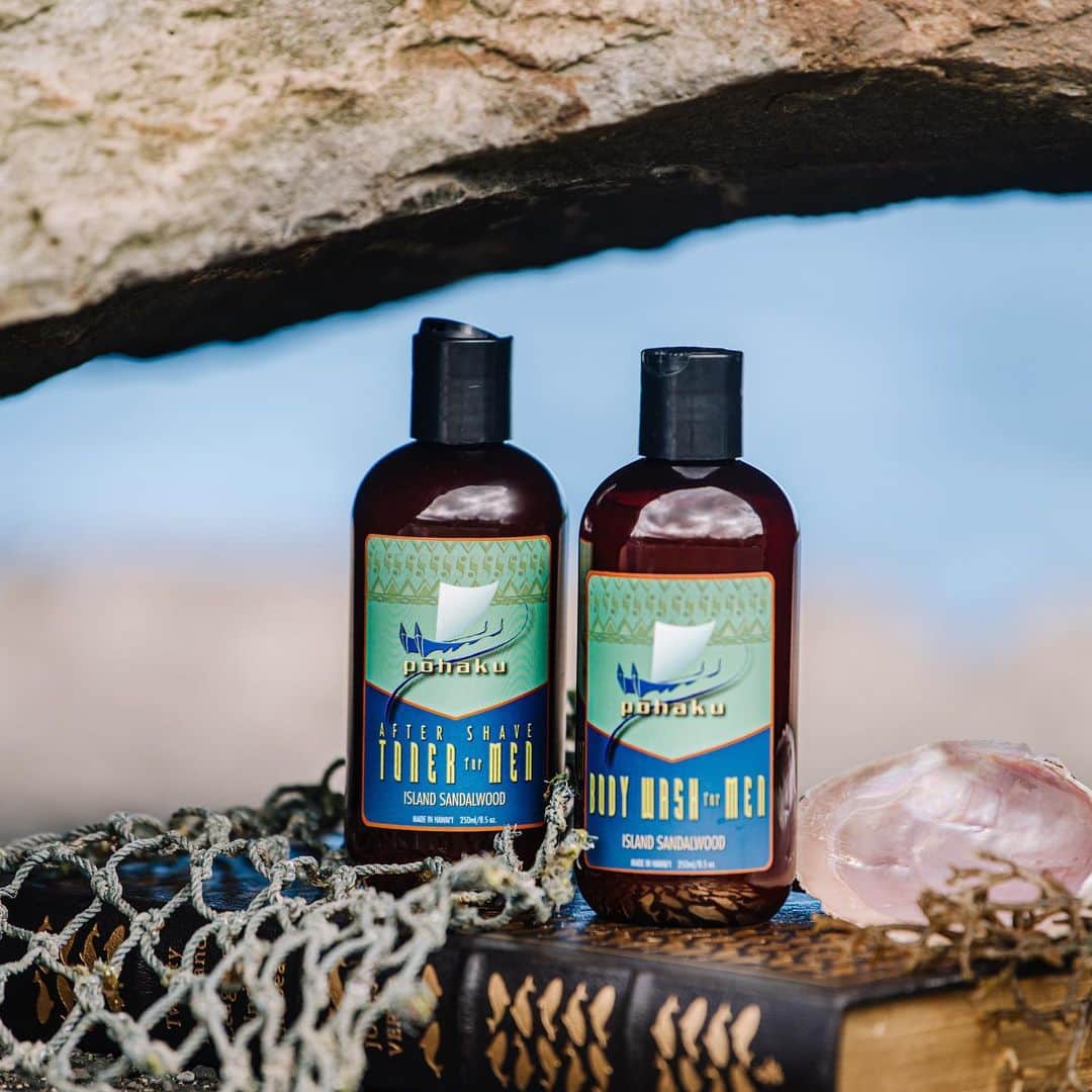 Lanikai Bath and Bodyさんのインスタグラム写真 - (Lanikai Bath and BodyInstagram)「Whether he’s your brother, husband, father, boyfriend or buddy….our men’s body care collection is a great gift for the tough-to-shop-for man in your life.   Pohaku was made with men in mind. It’s scent is sandalwood, musky though light. Made with all of the same nourishing Hawaiian oils and minerals. Rich island sandalwood blended with hints of fresh vanilla bean, with an accent of tropical flowers. The woody character is a blend of sandalwood, cedar wood and amber notes with a vanilla musk background.  Pair it will some exfoliating beer soap, cheers!   Still not sure what he’d love? Get a digital gift card.   ꜰʀᴇᴇ ꜱʜɪᴘᴘɪɴɢ on orders of $75+ & recieve a  ℂ𝕠𝕞𝕡𝕝𝕚𝕞𝕖𝕟𝕥𝕒𝕣𝕪 Aloha is Essential Mask Case with 10 Black Masks.  #hawaii #shaka #naupaka #organic #natural #shea #kukuinut #eczema #psoriasis #acne #antibacterial #sanitizer #toner #menskincare #bathandbody #giftgiving #stockingstuffers #shamppo #hair #corporategifts #primo #beer #hops #grain #localbusiness #pohaku #sandalwood #fragrance #mensfashion」12月14日 6時06分 - lanikaibathandbody