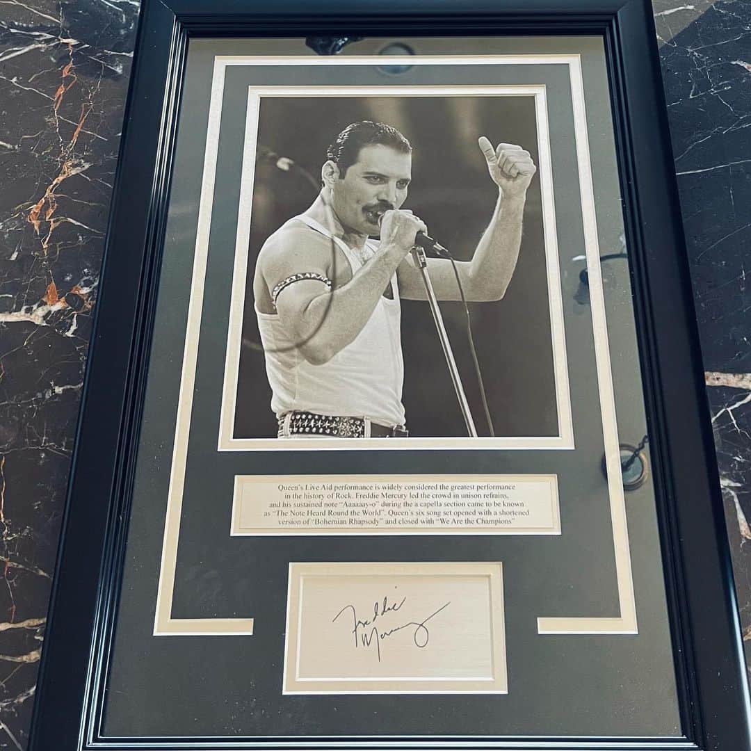 ロニー・ラドクのインスタグラム：「So my dad loves watching reaction videos and thought it was so cool that people were comparing me to Freddie Mercury so he sent me this framed autograph picture, it’s more than a compliment to be compared to such a wonderful showman. love you dad ❤️」