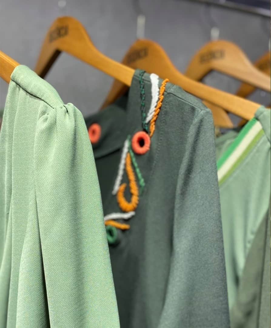 DECÊNCIAのインスタグラム：「Ei, lojista, que tal começar a semana conhecendo todas as novidades de alto verão? Nosso showroom abre amanhã às 8h e estamos esperando por você! #decencia #roupasplussize #plussizeonline #plussize #atacado #modamineira」