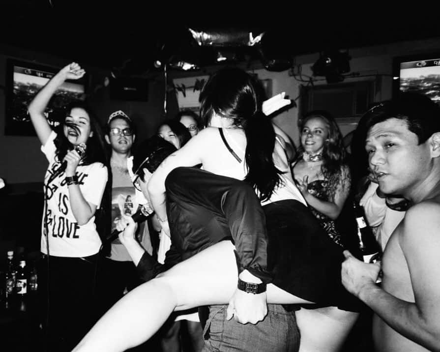 サーシャ・グレイのインスタグラム：「2014: I miss nights like these w the crew & classic, shirtless Harry 📸 @reserveresult」