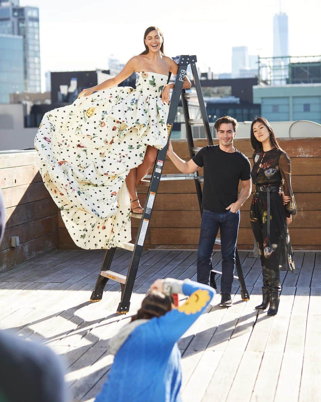 オスカーデラレンタさんのインスタグラム写真 - (オスカーデラレンタInstagram)「New heights. A behind-the-scenes moment on set with @wwd and Co-Creative Directors Laura Kim and Fernando Garcia. @irinashayk is radiant in the polka dot printed faille gown. #odlrprefall2021」12月14日 6時24分 - oscardelarenta