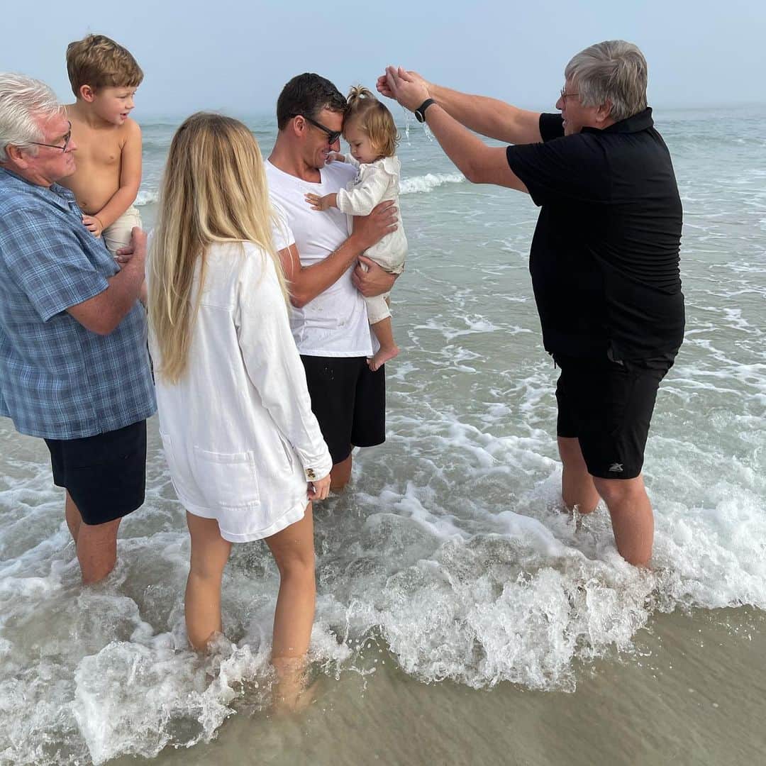 ライアン・ロクテさんのインスタグラム写真 - (ライアン・ロクテInstagram)「What a beautiful day! My wife and kids were baptized today in the ocean. Thank you rev. Brian and everyone else that was able to attend!」12月14日 6時32分 - ryanlochte