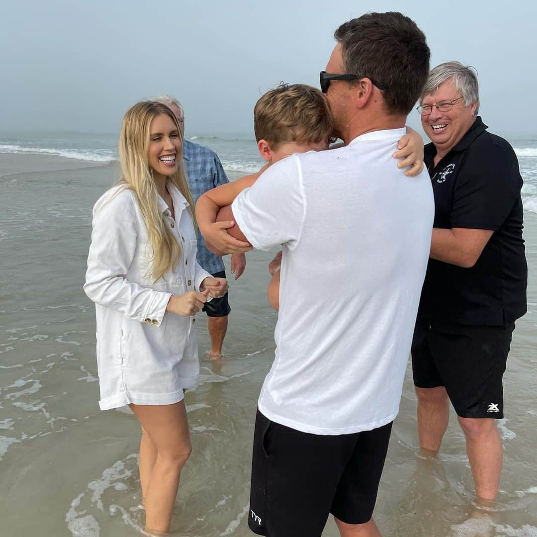 ライアン・ロクテさんのインスタグラム写真 - (ライアン・ロクテInstagram)「What a beautiful day! My wife and kids were baptized today in the ocean. Thank you rev. Brian and everyone else that was able to attend!」12月14日 6時32分 - ryanlochte