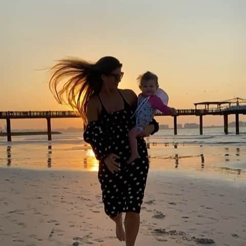 エイミー・ウィラートンのインスタグラム：「#sundaybest ♥️... I still can’t believe that this was us out for a Sunday stroll. #pinchme everyday .... 🥰」