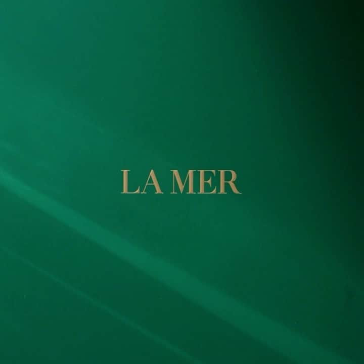 ドゥラメールのインスタグラム：「The ultimate unboxing. #LoveLaMer」