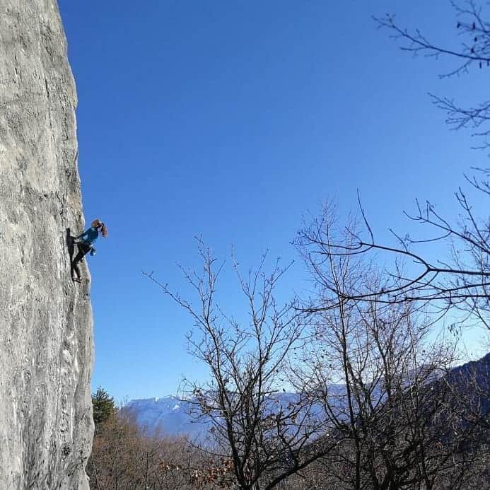 ローラ・ロゴラのインスタグラム：「In 1992 @rolando_larcher climbed "L' arte di salire in alto" establishing one of the first italian 8c. Today, on my third go, I was able to repeat this historical slab. 📷 @alexandra.ladurner  . . . #climbing_pictures_of_instagram #picoftheday #loveclimbing #climbforlife #escalade #escalada #grimper #klettern #montura #wildclimb #campcassin #italy #rome #bomber #instagood #instalike  #instagram  @climbskinspain @agripp_climbingholds @montura_official @wildclimb @fiammeoromoena @dao_sport @coreclimber」