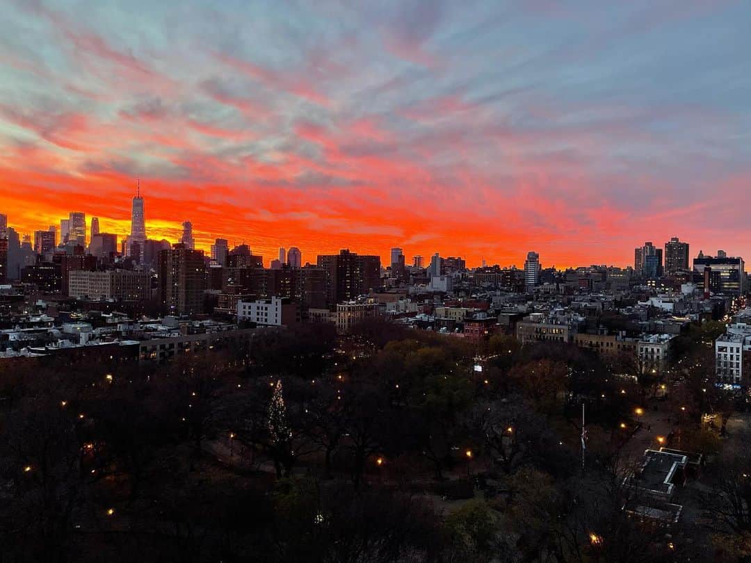 オランピアルタンのインスタグラム：「Wow NYC ❤️ I love you 🌇 #sunset #viewspam #lovetothemax」