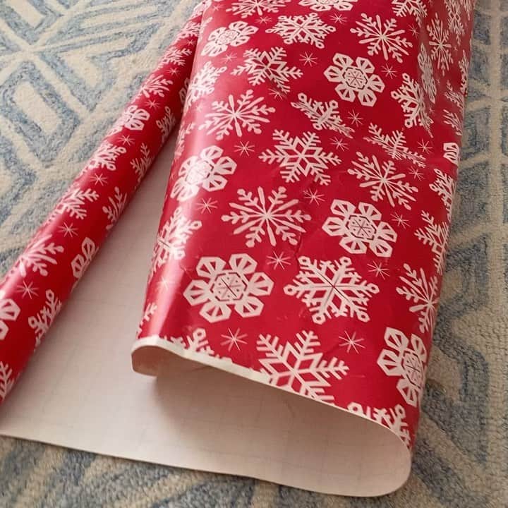 City the Kittyのインスタグラム：「Unwrapped. 🎁   #christmascat #wrappingpaper #cat」