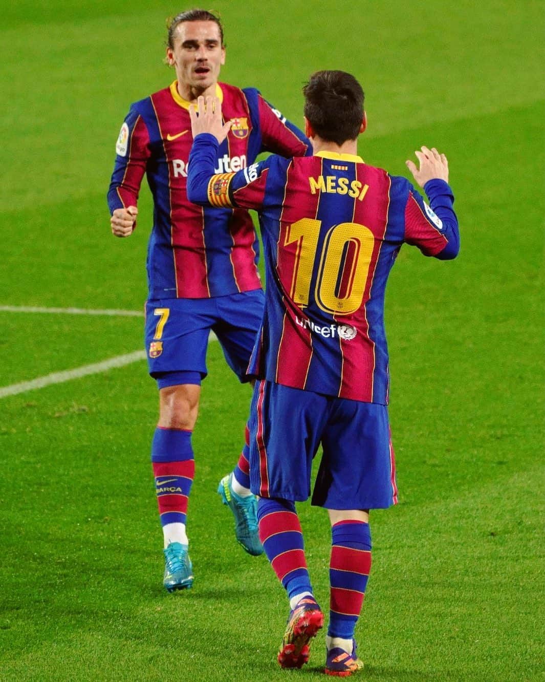 LFPさんのインスタグラム写真 - (LFPInstagram)「🤜🏻 T E A M W O R K 🤛🏻  #LaLiga #LaLigaSantander #Barça #Messi #Griezmann #Football #Goals」12月14日 6時56分 - laliga