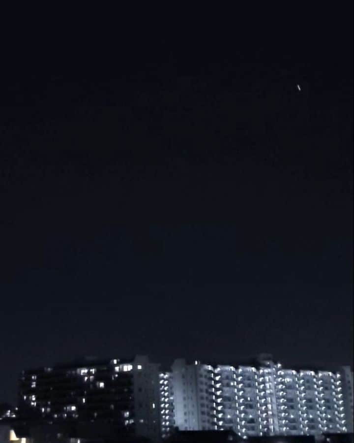 masayaのインスタグラム：「The Gemini meteor shower Last night 昨夜のふたご座座流星群 大当たり！狭い範囲の夜空、スマホ撮影で流れ星が撮れた。昨夜は約１時間で5つの流れ星を見て、そのひとつがこれです。自宅のベランダから #ふたご座流星群2020 #流星 #流れ星 #星　#ふたご座流星群 #geminimeteorshower」