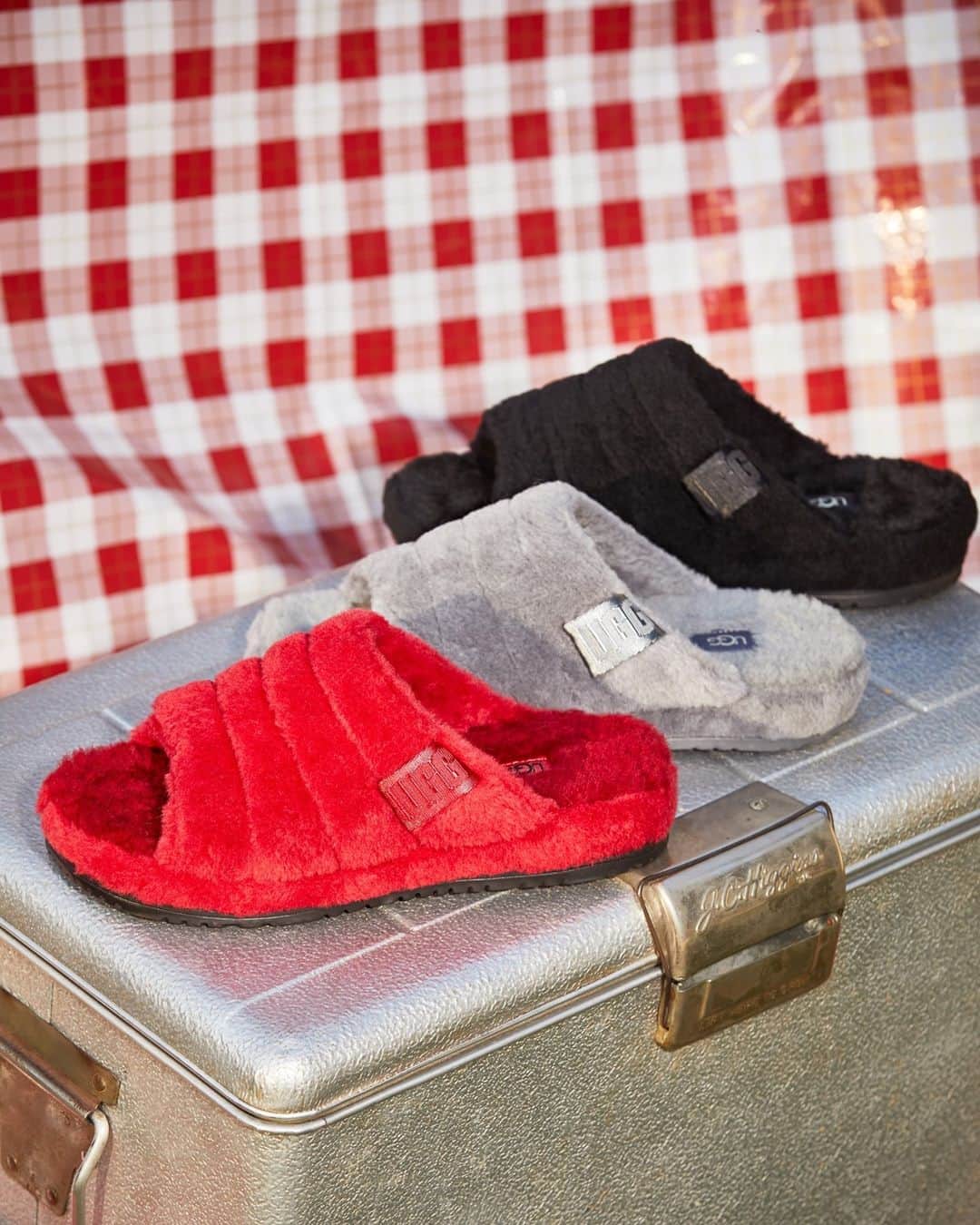 Foot Lockerさんのインスタグラム写真 - (Foot LockerInstagram)「Cozy & Fluffy options for your feet! #UGG Fluff You available now.」12月14日 7時00分 - footlocker