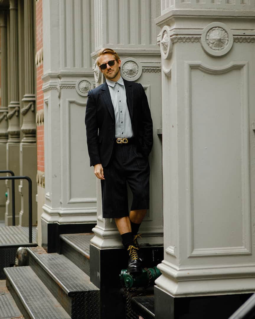 サルヴァトーレ・フェラガモのインスタグラム：「Patrick Janelle @aguynamedpatrick explores the streets of New York, putting his unique spin on the iconic Gancini symbol, with a custom belt configured with his personal initials through the MyGancini service. Explore the service in over 24 stores worldwide and find the store nearest you through the link in bio. #MeMySelfieAndI #MyGancini」