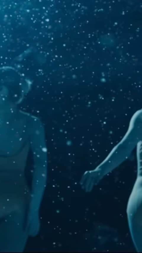 ロニー・ラドクのインスタグラム：「Who thinks this is a Christmas song?」