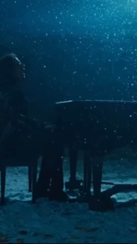 ロニー・ラドクのインスタグラム：「is this a Christmas song now or?」