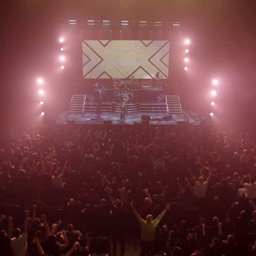 ドリーム・シアターのインスタグラム：「We hope everyone is enjoying Distant Memories - Live in London! If you haven’t had a chance to pick up a copy, there’s still time before Christmas. And as a little Holiday gift this time of year, we have released one of our favorite songs to perform live, 'The Spirit Carries On’ on our YouTube channel. Go to the link in our bio to watch the full performance and to get your copy of Distant Memories! #dreamtheater #thespiritcarrieson #distantmemoriesdt」