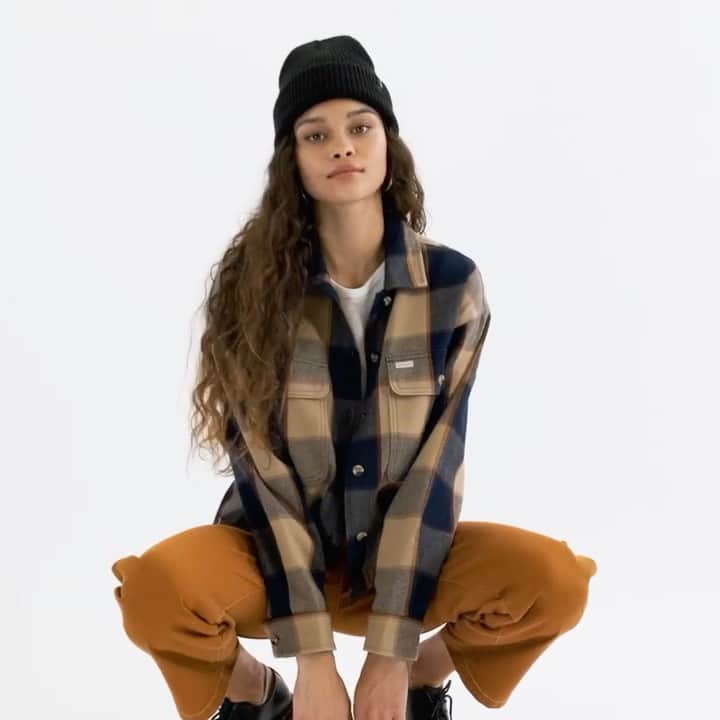 ブリクストンのインスタグラム：「Light Winter layers, the Bowery Flannel is our go to this season. ☁️」
