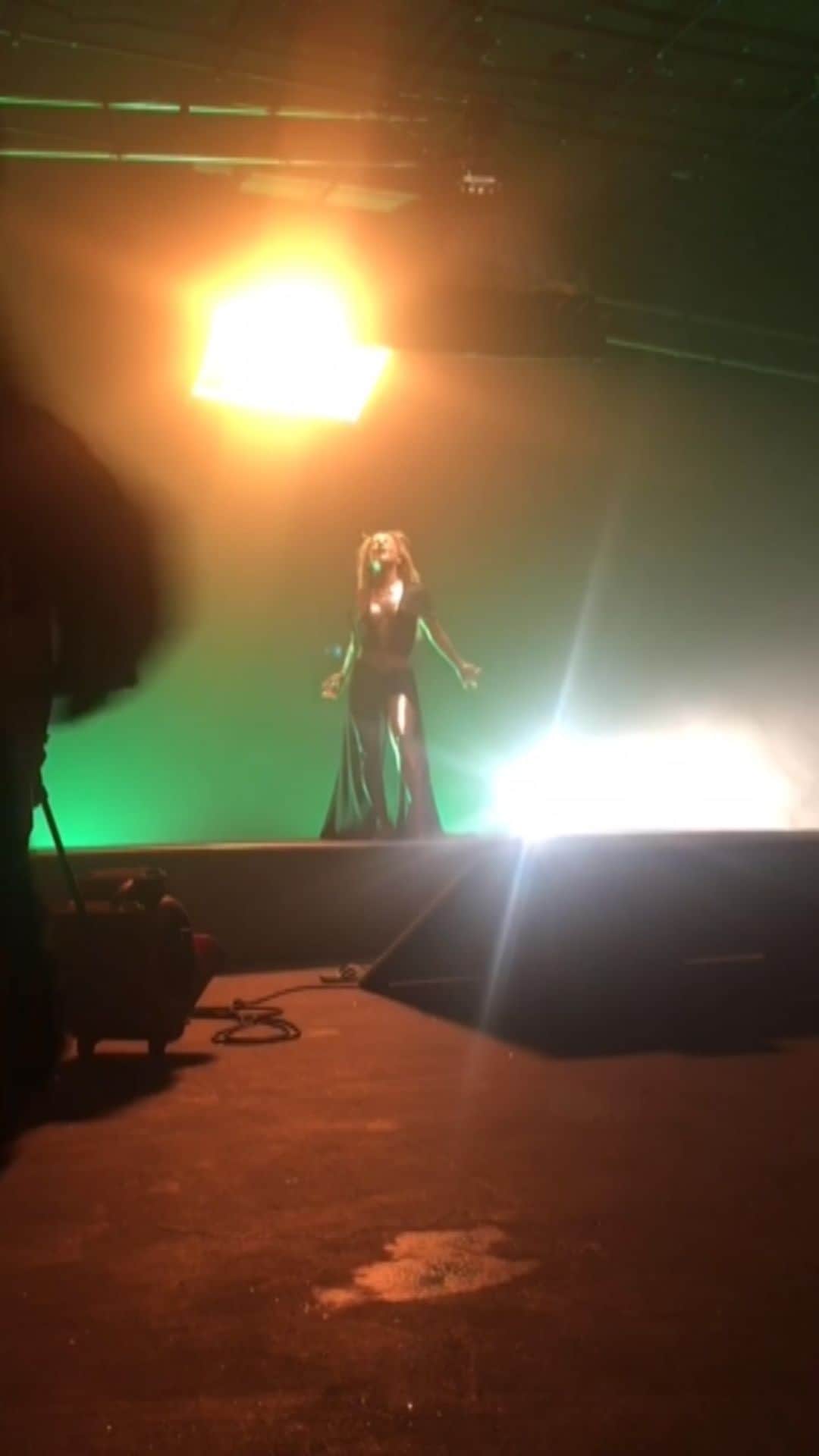 Claudia Leitteのインスタグラム：「No #DesafioMulherão vale dançar a coreografia, reunir uns momentos seus onde se sentiu bem poderosa, postar mulheres que você admira... Ah! Falando em Mulherão, escute meu EP novo #SolASol , disponível em todas as plataformas digitais!」