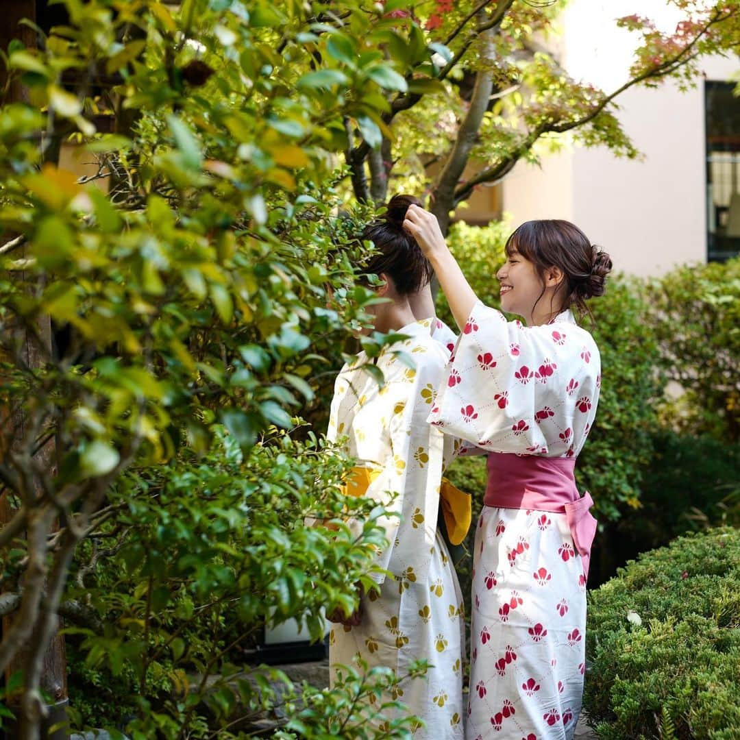 岡副麻希さんのインスタグラム写真 - (岡副麻希Instagram)「.﻿ 本日、週刊プレイボーイ発売です❣️👩🏻‍🤝‍👩🏽﻿  れーなさんと表紙巻頭を担当させていただいてます❣️﻿ ありがたいことに、本当にすてきなメンバーでの撮影で個人的に2020思い出増え増えでした😝💭💕﻿ ﻿ そしてお邪魔した石川県加賀、お湯もお食事も風景も空気も最強でした🥺☁️☀️♨️🍣🌿←言葉では足りず絵文字 ﻿ （利家とまつが大大大好きだったので加賀に行けたことも夢のようでした。戦国武将だと前田利家さんが一番すきです❤️⚔️）﻿ ﻿ れーなさんが既に寄稿して下さった文章がとても嬉しかったです💭😢💕ほんとうに撮影以外のじかんもずっと一緒にいました😝頼れすぎるお姉さま🥰﻿ ﻿ れーなさんが書いていた撮影中、私の代謝が良すぎた件は朝風呂でも露呈して笑﻿ 私は秒で汗がとまらず水を浴びに出たり入ったり落ち着きなさすぎていたのですが🐒﻿ （それでもまた行きたすぎる笑）﻿ ﻿ れーなさんはじ〜っとつかり汗もかかず、まさに優雅な朝風呂で美人は違うなぁと思いましたよ🥺🌹💫﻿ ﻿ #温泉#染み入る〜﻿ #週プレ#週間プレイボーイ #ゆるゆる#ほくほく#はぴはぴ#女子旅﻿ #石川県#加賀市#ありがとうございました！﻿ #2020思い出﻿ ﻿ @shupure_official @sumi__reina ❤️❤️❤️」12月14日 7時20分 - maki_okazoe_official