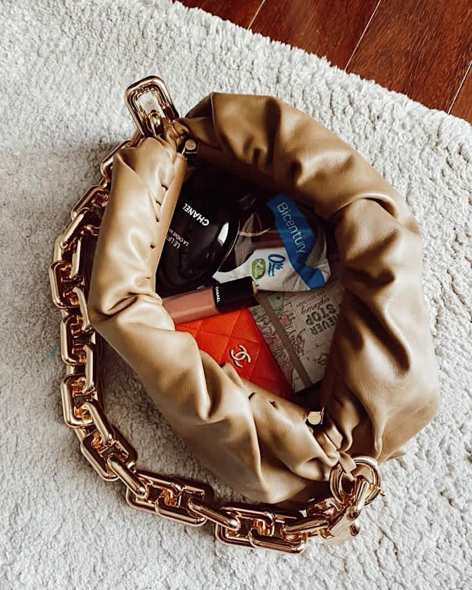 ジョアナ・サンスさんのインスタグラム写真 - (ジョアナ・サンスInstagram)「Estaba pensando...¿Soy la única que siempre lleva comida en el bolso? 🤣 En todos mis bolsos hay alguna cosa🙄 Creo que me viene de pequeña, de llevar la merienda en la mochila del colegio 🙈 #mybag」12月14日 7時29分 - joanasanz