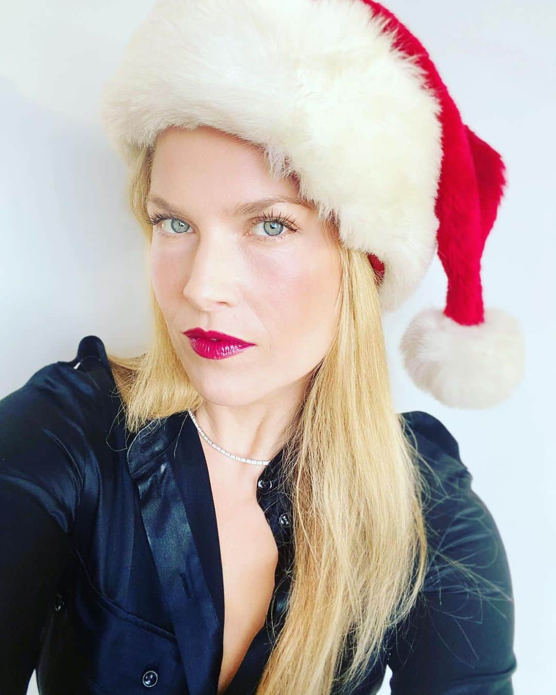 アリ・ラーターのインスタグラム：「Dear Santa, can you please bring us some peace to calm all this chaos? ❤️🌲😘」