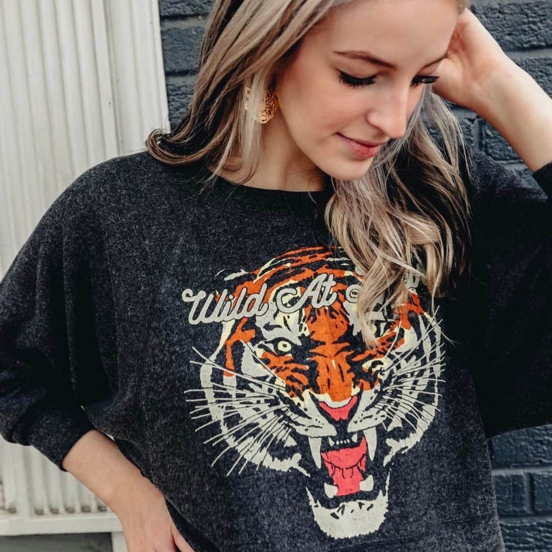 チェイサーのインスタグラム：「wild at heart for this graphic!⚡️😍👏🏽 /// @dakotajastl #chaserbrand #wildstheart #graphictee #graphictop #bandtee #sweatshirttop #gtaphictshirt #winterfashion #winterstyle CHA5569」