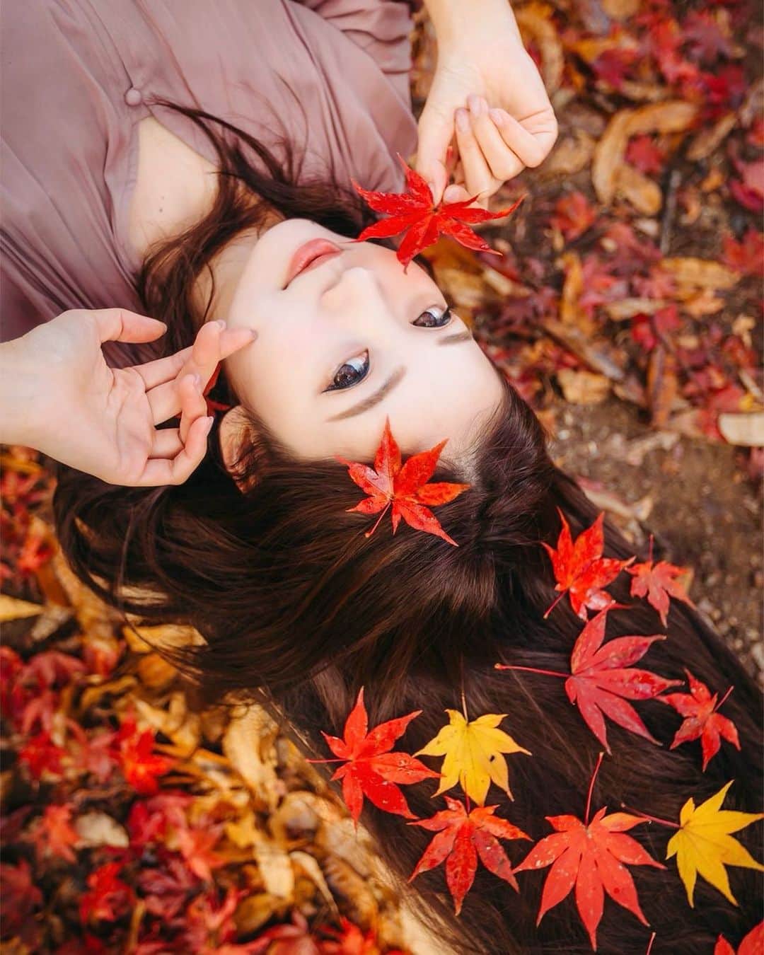 のインスタグラム：「📷🍂🍁  おはよう☀️ 1週間のはじまり頑張りましょう✨  久しぶりに桃太郎電鉄やってたらハマりすぎて寝るの遅くなった😂寝不足には気をつけよう🥱 🌸  🌸 Photo @mina0822_photo  🌸  ❤ 🌸   ・  #daily_photo_jpn  #team_jp_ #IG_PHOS#japan_daytime_view#ポートレート #被写体 #genic_mag#instagram#IGersJP #retrip_nippon #hubsplanet  #カメラ女子 #カメラ好きな人と繋がりたい #ファッション #ファインダー越しの私の世界 #サロンモデル#tokyocameraclub #awesome_earthpix  #タビジョ#art_of_japan_ #hellofrom #ビジョビ #whim_member #earth_portraits #紅葉#japan_of_insta#retrip_nippon #写真撮ってる人と繋がりたい#gpw_members_only」