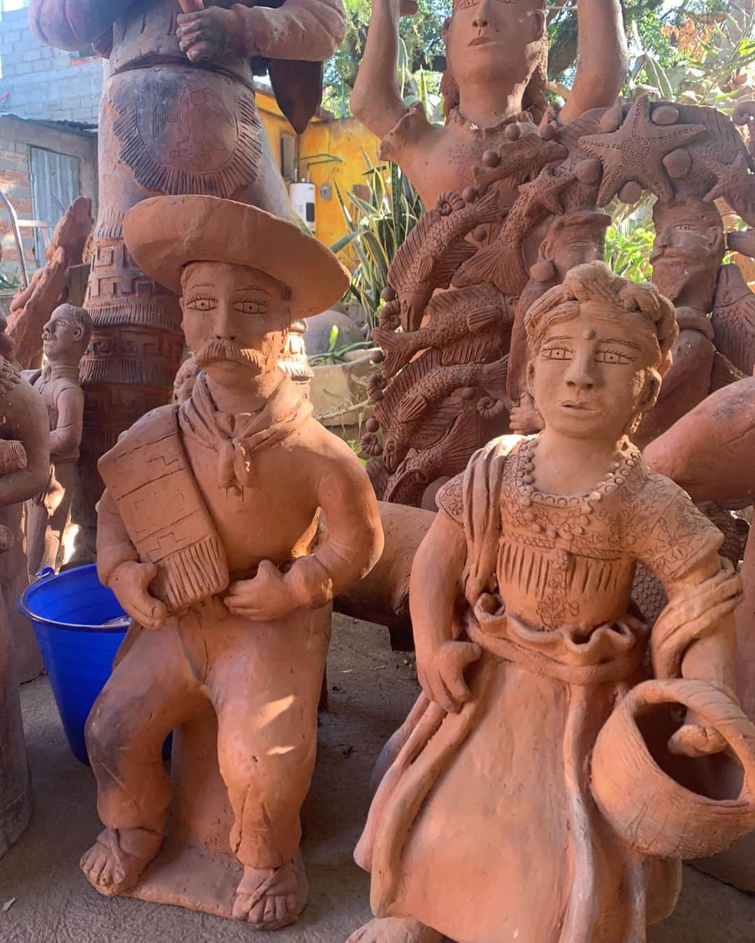 トームさんのインスタグラム写真 - (トームInstagram)「Immortalized in clay, #JoséGarcíaAntonio, also known as the #blindpotter, and Santa Teresita Mendoza Reyna Sanchez, Maestras of Mexico @taller_manos_que_ven」12月14日 7時35分 - tomenyc