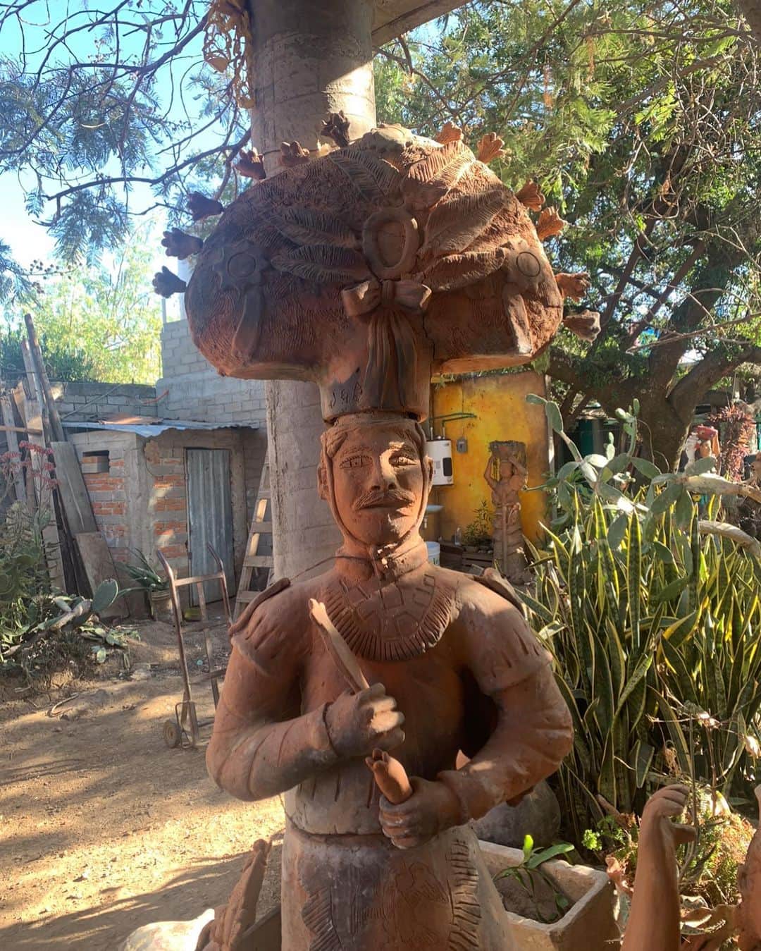 トームさんのインスタグラム写真 - (トームInstagram)「Immortalized in clay, #JoséGarcíaAntonio, also known as the #blindpotter, and Santa Teresita Mendoza Reyna Sanchez, Maestras of Mexico @taller_manos_que_ven」12月14日 7時35分 - tomenyc