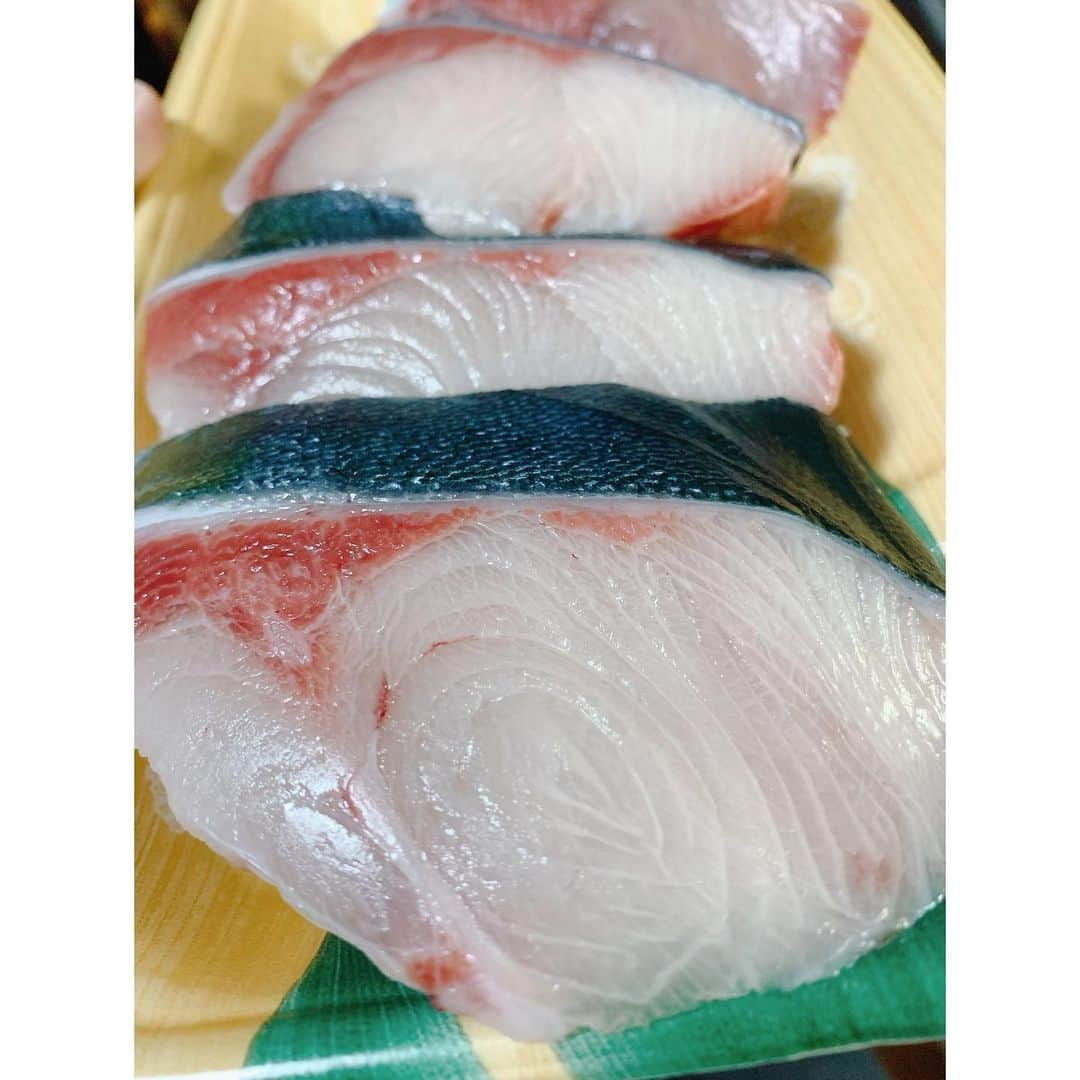 佐山万里菜さんのインスタグラム写真 - (佐山万里菜Instagram)「🍽#シェフ佐山🍽  ▷栄養満点魚　ぶり →ブリ大根 →ブリしゃぶ . . ブリはとても栄養価の高い魚✨ 良質なたんぱく質が多くて、疲労回復効果が期待できると言われているタウリン、脳細胞を活性化させると言われているDHA、ビタミンも多く含まれてます！！ アスリートが不足しがちな鉄分も多いので貧血予防にもGOOD！！ なんて素晴らしいお魚なんだ✨ 今が旬のブリ…美味しい🥺 . . ブリ大根は、2回目✨ 理恵子さん&なみからのプレゼントが大活躍💯 本当簡単に…時短で激うまブリ大根が出来ちゃう✨ クックフォーミー最強。。 本当にありがとうございます😭 普通の鍋で作る3分の1の時間で出来ちゃう🥺さすがT-falさん！！ 1回目は、お砂糖なしである調味料で✨ 2回目は、 @a.tf.labo さんから教えていただいたブリ大根レシピを少しアレンジして作りました！！ NO砂糖、NOざらめcooking✨ 1回目も2回目も本当に簡単美味しいでした💯 みゆきんぐ(母)にも自慢😋 「ブリ大根も作れるよーになったのー！！」って褒められて嬉しくなって…… ご近所さんの後輩に食べてもらい「美味しい！」って褒められて嬉しくなって…… 余は満足じゃ☺️笑 本当やれば出来る✨ ホームページの「シェフ佐山」のページには特に質問やメッセージが多かった料理の作り方をちょびちょびのせていこーかなって思ってまーす✨ 試合が決まって減量スタートしてからの食事とかものせていきまーす！！ . ブリの柵も安かったのである日は、お家ぶりしゃぶ✨ 一回だけお店で食べた事あって……それまたやってみたくてチャレンジ‼️ 昆布で出汁とって……ブリしゃぶ鍋✨ めちゃくちゃ美味しかった👌 完璧です😍 . ブリ……もっと食べたい🥺 ブリの魅力に気づいた2020冬。 大人になりました！！ 最後の写真はワンピース‼️ 読んだ事ないけど仲間だよってポーズだよね！？笑 確かそー学んだ。。 知らないならやるなと…ワンピースファンに怒られるな。 怒らないで下さい。 1巻だけは、実家にあります。笑 #アスリート#筋肉 #腹筋 #トレーニング #減量#ダイエット#instagood #幸せ #ライフスタイル #うまい #アスリート飯 #ダイエットメニュー  #料理  #節約 #いいね #食トレ#ヘルシーメニュー  #food #diet #good  #おススメ #自炊 #サッカー #boniq #簡単ご飯 #ボクシング  #workout  #ブリ大根 #ぶり」12月14日 7時38分 - sayama.19