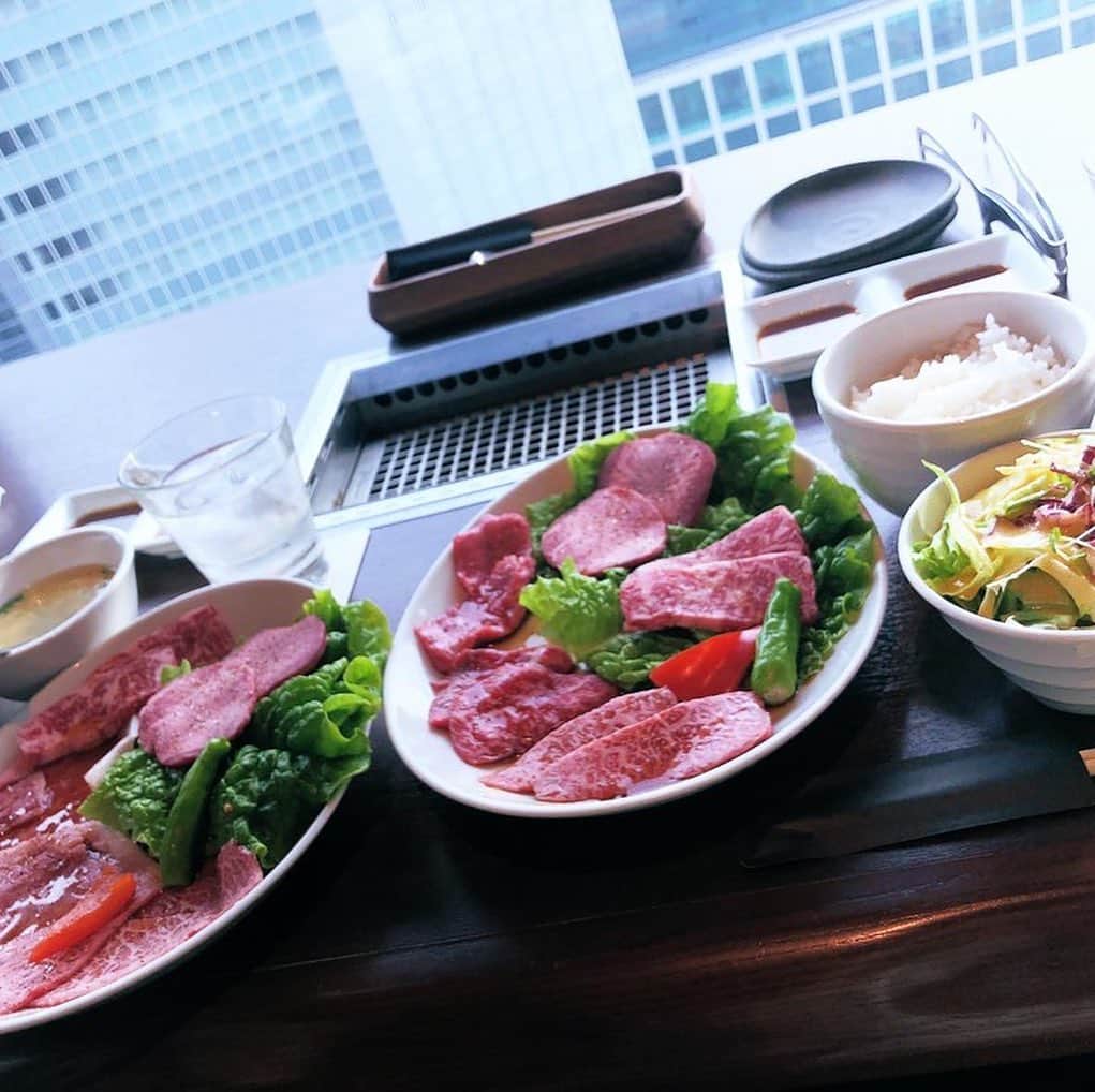 及川愛未のインスタグラム：「‪ 昨日は、汐留満喫dayでした🌟 電通の真向い。汐留シティセンター41階の眺めの良い場所で焼肉しました🥓 2500円くらいで、お店にしてはリーズナブル焼肉ランチでした🍽 また行きたい  天空焼肉星遊山 https://www.google.co.jp/amp/s/s.tabelog.com/tokyo/A1301/A130103/13002530/top_amp/  この日はヴィラフォンティーヌに宿泊。会社が用意してくれたワンルームorたまに都内のホテルにステイしてます👜静かで落ち着いたエントランス。 大満足でした＾＾  #shooting #汐留 #汐留シティセンター　 #天空焼肉星遊山 #焼肉 #lunch #赤身肉 #お肉が好き #christmas #ヴィラフォンティーヌ汐留 #hotel住まい #港区 #中央区  #ポートレートしま専科  #ポートレート  #photography  #photo  #写真  #写真好きな人と繋がりたい  #写真撮るの好き人と繋がりたい  #portraitmodel #portrait  #東京カメラ部  #tokyocameraclub  #カメラマン募集  #ファインダー #ファインダー越しの私の世界 #キリトリセカイ #modelpress  #followme ‪ ‬」